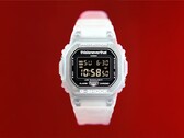 Casio G-Shock DW-5600TNT-7 x thisisneverthat modeli saat, kırmızı zemin üzerine yarı saydam reçine kasa ve kayışa sahiptir.