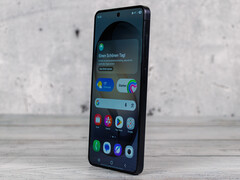 Temel Galaxy S27, burada resmedilen Galaxy S26 ile karşılaştırıldığında farklı bir ekran kullanabilir