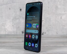 Temel Galaxy S27, burada resmedilen Galaxy S26 ile karşılaştırıldığında farklı bir ekran kullanabilir