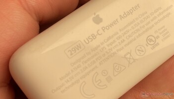Zar zor okunabilir: Apple'ın 29 watt'lık adaptörü 9 volta dayanmaz. (Fotoğraf: Andreas Sebayang/Notebookcheck.com)