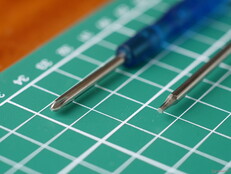 Top yakalama serbest bırakma mekanizması üzerindeki gerilimi ayarlamak için aletler dahildir