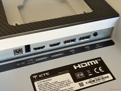 Bağlantı Noktaları: Güç girişi, USB 2.0 (yalnızca ürün yazılımı güncellemeleri için), 2 adet HDMI 2.0, 2 adet DisplayPort 1.4, 3,5 mm ses jakı