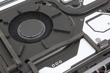 Soğutma çözümü ikiz ~60 mm fan, buhar odası soğutucusu ve sıvı metal termal arayüzden oluşur