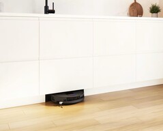 Bosch bir mutfakta elektrikli süpürge ve paspas robotu saklıyor.