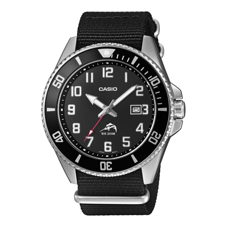Siyah kadranı, belirgin Arap rakamları, siyah tek yönlü döner bezeli, paslanmaz çelik kasası ve siyah kumaş kayışıyla Casio Duro MDV106C-1AV dalış saati.