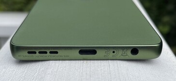Alt: hoparlörler, USB-C 2.0, mikrofon, 3,5 mm ses jakı