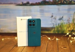 Motorola Moto G57 Power, Pantone renklerindeki deri sırtıyla dikkat çekiyor.