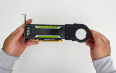 Nvidia Tesla P4 kartını elinde tutan YouTuber