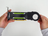 Nvidia Tesla P4 kartını elinde tutan YouTuber