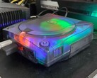 Yarı saydam kasaya sahip, modifiye edilmiş bir SEGA Dreamcast'in çalışırken çekilmiş bir fotoğrafı