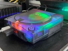 Yarı saydam kasaya sahip, modifiye edilmiş bir SEGA Dreamcast'in çalışırken çekilmiş bir fotoğrafı
