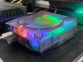 Yarı saydam kasaya sahip, modifiye edilmiş bir SEGA Dreamcast'in çalışırken çekilmiş bir fotoğrafı