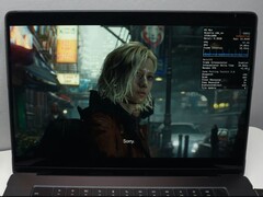 Alt metin: Resident Evil Requiem, CrossOver 26 aracılığıyla M3 Max MacBook Pro'da kare üretimi etkinken çalışıyor.