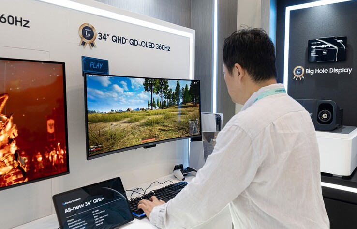 Samsung ayrıca 360 Hz frekanslı iki adet QD-OLED monitör paneli sergiledi: 31,5 inçlik bir 4K panel ve 34 inçlik 21:9 ultra geniş panel.