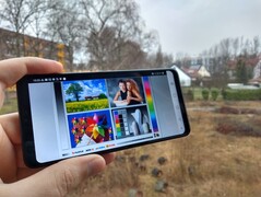 Using the LG G7 Fit outdoors