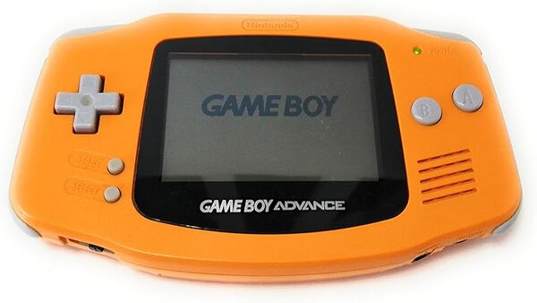Turuncu renkli Nintendo Game Boy Advance.