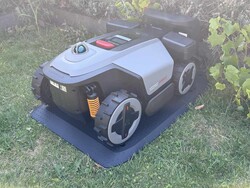 Şarj istasyonundaki RockMow Z120 LiDAR