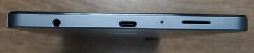 Alt:3,5 mm ses bağlantı noktası, USB-C bağlantı noktası, mikrofon, hoparlör