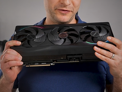 Alex Ziskind RTX 5090 GPU'yu tutuyor.