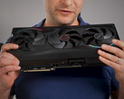 Alex Ziskind RTX 5090 GPU'yu tutuyor.