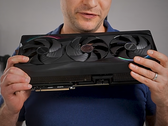Alex Ziskind RTX 5090 GPU'yu tutuyor.