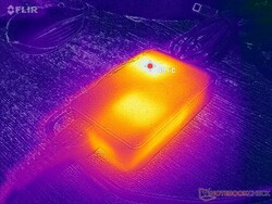 AC adaptörü zorlu yükleri çalıştırırken 48 C'nin üzerine ulaşır