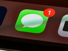 Resimde görülen Apple'ın Mesajlar uygulaması, metin alanındaki dikte düğmesini gizlemek için yeni bir açma/kapama düğmesi ekliyor.