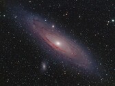 Andromeda galaksisini ve uzayı gösteren bir görüntü.