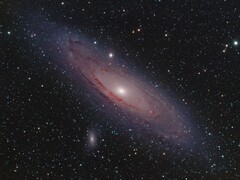 Andromeda galaksisini ve uzayı gösteren bir görüntü.