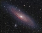 Andromeda galaksisini ve uzayı gösteren bir görüntü.