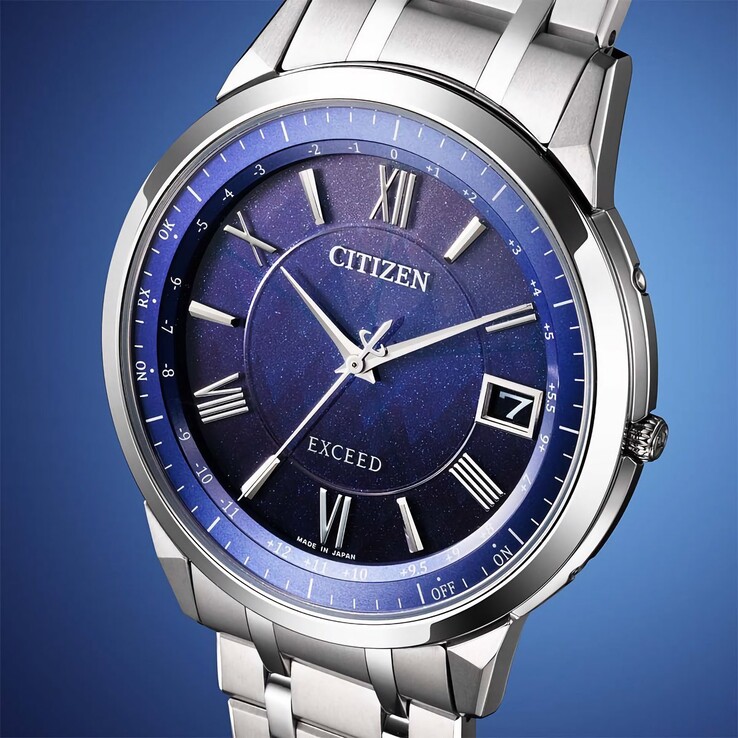 Citizen Exceed CB1140-79L’nin koyu mavi kadranının, ince ışıltısını ve ormandan ilham alan dokulu desenini ortaya çıkaran yakın çekimi.