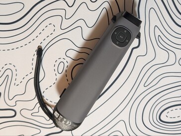 Başlat düğmesi ve ışık + parlaklık ayar düğmeleri ile Sermoon S1 arka kısım