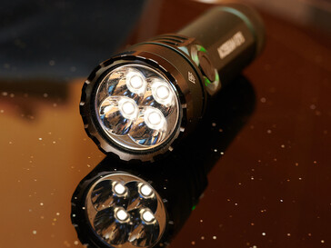 Tek bir ışık kaynağı olarak dört LED, burada ay ışığı modunda. (Fotoğraf: Andreas Sebayang/Notebookcheck.com)