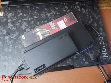 Daha küçük 140 watt USB-C güç kaynağı