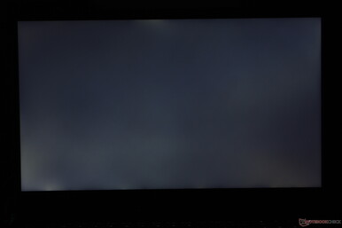 Sol alt köşe boyunca orta düzeyde düzensiz arka ışık kanaması