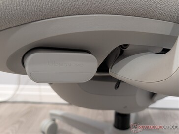 Akü, koltuğun tabanına yerleştirilmiştir.