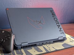HyperX Omen 16 Valorant Edition harika görünüyor, ancak koyu renkli yüzeyleri parmak izlerini adeta mıknatıs gibi çekiyor.