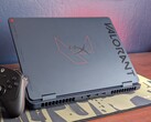 HyperX Omen 16 Valorant Edition harika görünüyor, ancak koyu renkli yüzeyleri parmak izlerini adeta mıknatıs gibi çekiyor.