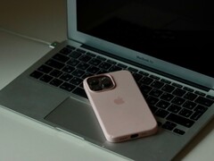Açık bir MacBook Air'in klavyesi üzerinde duran bir iPhone