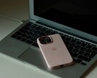 Açık bir MacBook Air'in klavyesi üzerinde duran bir iPhone