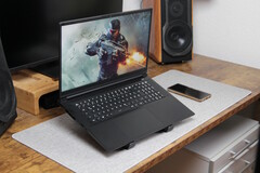 Masa üzerinde XMG Apex 17 (M25)