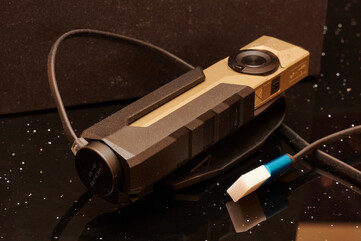 ... hem de kılıf üzerinde. (Resim kaynağı: Andreas Sebayang/Notebookcheck.com)