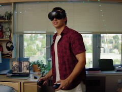 Gösterilen Steam Frame VR başlığı ve kumandaları