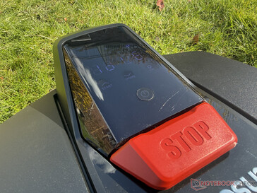 Robotik çim biçme makinesi üzerindeki kontrol ünitesi ve ekran