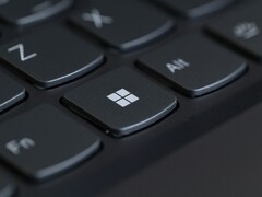 Odak noktası Windows tuşu olan bir klavyenin yakın çekimi