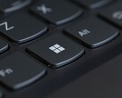 Odak noktası Windows tuşu olan bir klavyenin yakın çekimi