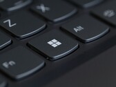 Odak noktası Windows tuşu olan bir klavyenin yakın çekimi