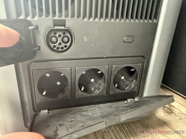 ...üç AC soketi ve yardımcı akü bağlantısı