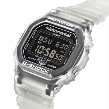 Yarı saydam kasaya ve ters çevrilmiş dijital ekrana sahip Casio G-Shock DW-5600TNT-7 modelinin açılı yakın çekim görüntüsü.