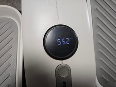 Ekran pille çalışır ve ölçümler arasında otomatik olarak geçiş yapar